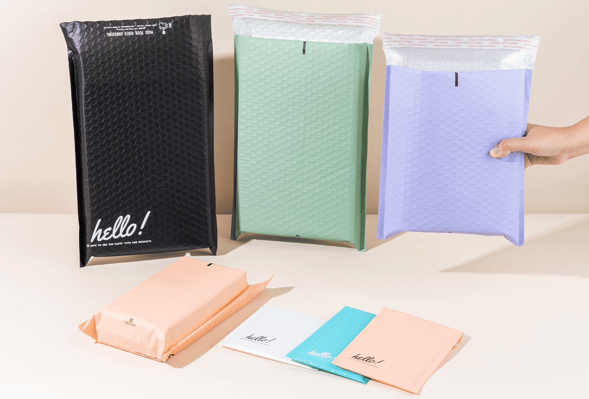 <p><strong>RUSFET Bubble Mailer Hello Series</strong> adalah amplop pengiriman premium dengan <strong>lapisan gelembung udara (bubble wrap)</strong> di bagian dalam yang berfungsi melindungi barang dari benturan, goresan, dan kerusakan selama proses pengiriman. Dibuat dari bahan <strong>poly mailer berkualitas tinggi</strong> dengan permukaan <strong>matte maupun glossy</strong>, menghasilkan tampilan yang elegan sekaligus fungsional.</p><p>Dilengkapi dengan <strong>perekat self-adhesive 4 cm (lid)</strong> yang kuat, menjadikannya praktis, aman, dan hemat waktu. Tersedia dalam beragam pilihan warna menarik seperti <strong>Tosca Glossy, Pink Matte, Black Matte, White Matte, Dark Green, Lilac, dan Sky Blue/Light Blue</strong>, cocok untuk pengiriman produk fashion, aksesoris, kosmetik, hingga gift packaging.</p>