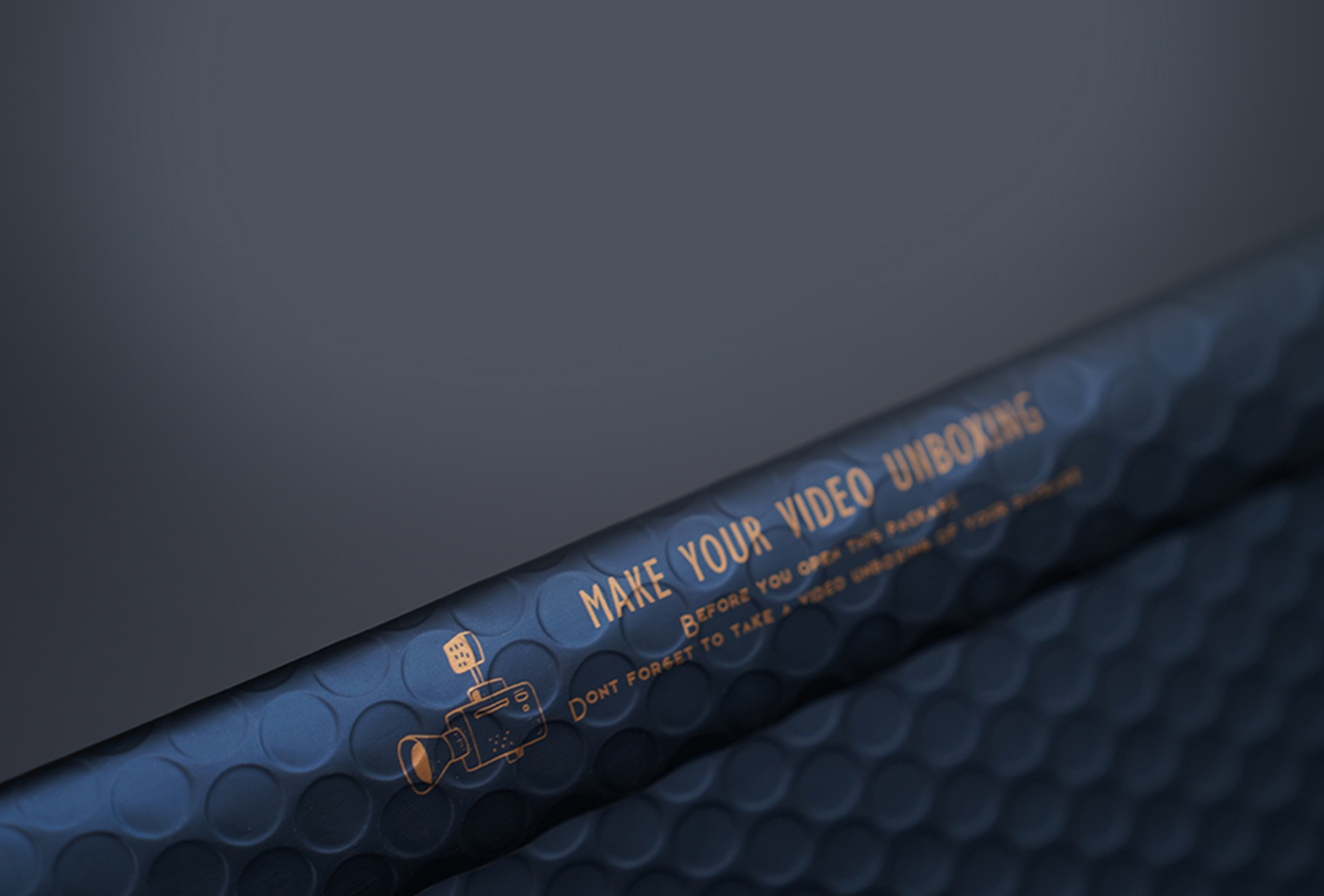 <h3><strong>RUSFET BUBBLE MAILER HELLO METALLIC SERIES</strong></h3><p>RUSFET Bubble Mailer Hello Metallic Series merupakan amplop kemasan dengan tampilan elegan dan modern berlapis warna <strong>metallic premium</strong>. Terbuat dari bahan berkualitas tinggi yang kuat, tahan air, serta dilengkapi dengan <strong>lapisan gelembung pelindung di bagian dalam</strong> untuk menjaga isi tetap aman dari benturan maupun goresan selama pengiriman.</p><p><br></p>