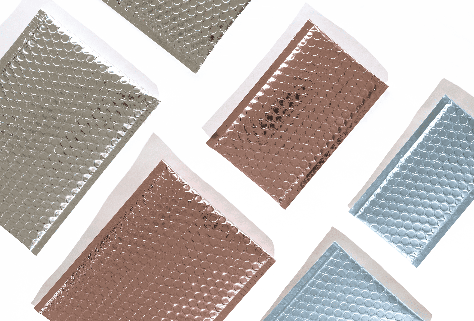 <p><strong>RUSFET Bubble Mailer Metalizing Series</strong><br> (Varian: <em>Metalizing Silver</em>, <em>Metalizing Aquamarine Blue</em>, &amp; <em>Metalizing Pink Rose Gold</em>)</p><p>RUSFET Bubble Mailer Metalizing Series merupakan seri amplop pelindung premium dengan tampilan <strong>metalik mengilap</strong> yang elegan dan modern. Terbuat dari <strong>lapisan luar metalized film berkualitas tinggi</strong> yang tahan air dan kuat terhadap sobekan, serta dilengkapi <strong>lapisan dalam bubble wrap tebal</strong> untuk memberikan perlindungan maksimal terhadap benturan, tekanan, dan kelembapan selama pengiriman.</p><p>Didesain dengan <strong>perekat self-adhesive seal</strong> yang praktis dan kuat, menjadikan proses pengemasan lebih cepat, rapi, dan aman tanpa tambahan lakban. Cocok digunakan untuk berbagai keperluan seperti <strong>pengiriman aksesoris, kosmetik, produk handmade, dokumen, maupun barang elektronik ringan.</strong></p><p><strong>Varian Warna:</strong><br>✨ <strong>Metalizing Silver</strong> — Tampilan elegan dan profesional dengan nuansa perak metalik.<br>💎 <strong>Metalizing Aquamarine Blue</strong> — Warna biru metalik lembut yang menenangkan dan modern.<br>🌸 <strong>Metalizing Pink Rose Gold</strong> — Sentuhan feminin dan mewah dengan kilau rose gold mengilap.</p>