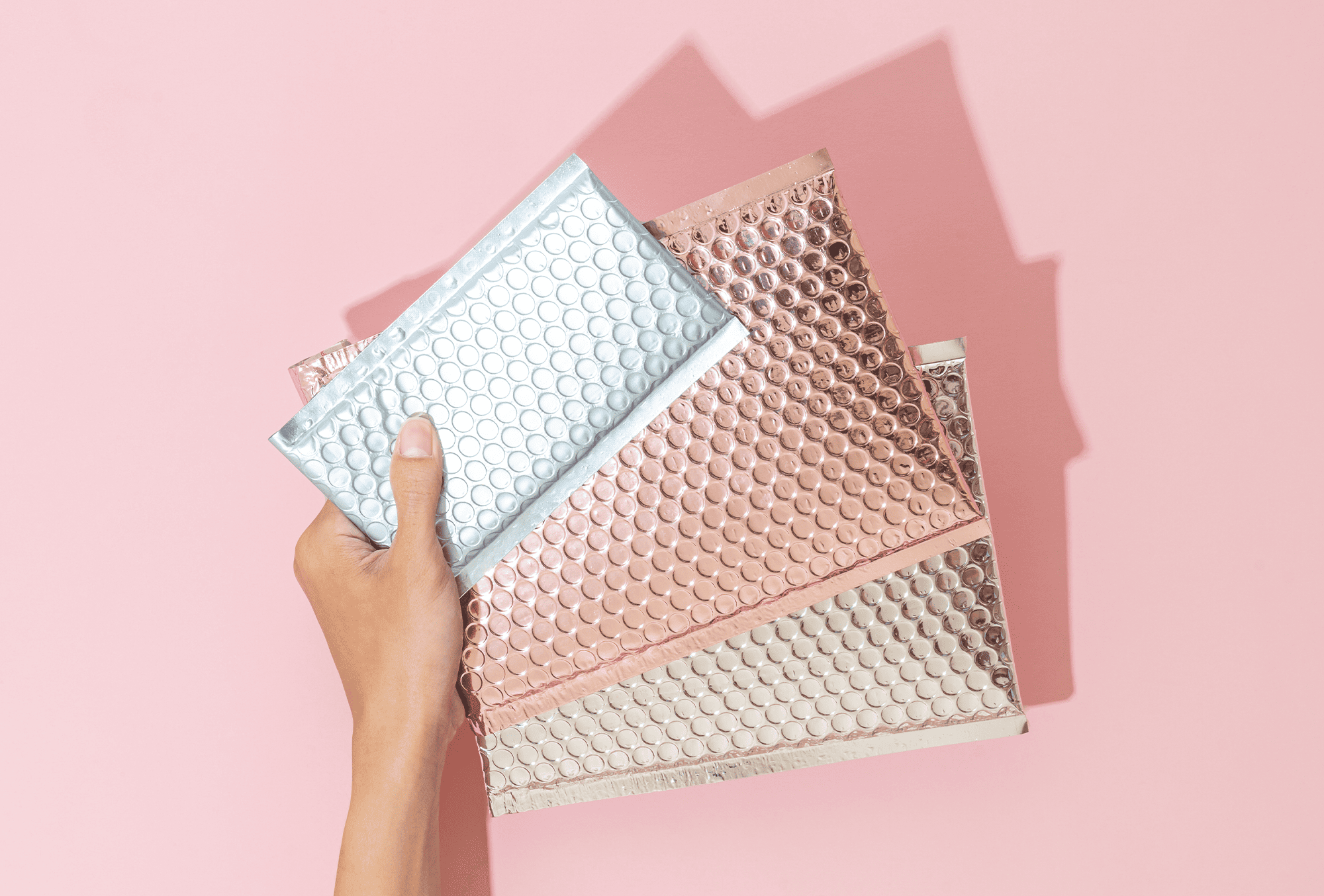 <p><strong>RUSFET Bubble Mailer Metalizing Series</strong><br> (Varian: <em>Metalizing Silver</em>, <em>Metalizing Aquamarine Blue</em>, &amp; <em>Metalizing Pink Rose Gold</em>)</p><p>RUSFET Bubble Mailer Metalizing Series merupakan seri amplop pelindung premium dengan tampilan <strong>metalik mengilap</strong> yang elegan dan modern. Terbuat dari <strong>lapisan luar metalized film berkualitas tinggi</strong> yang tahan air dan kuat terhadap sobekan, serta dilengkapi <strong>lapisan dalam bubble wrap tebal</strong> untuk memberikan perlindungan maksimal terhadap benturan, tekanan, dan kelembapan selama pengiriman.</p><p>Didesain dengan <strong>perekat self-adhesive seal</strong> yang praktis dan kuat, menjadikan proses pengemasan lebih cepat, rapi, dan aman tanpa tambahan lakban. Cocok digunakan untuk berbagai keperluan seperti <strong>pengiriman aksesoris, kosmetik, produk handmade, dokumen, maupun barang elektronik ringan.</strong></p><p><strong>Varian Warna:</strong><br>✨ <strong>Metalizing Silver</strong> — Tampilan elegan dan profesional dengan nuansa perak metalik.<br>💎 <strong>Metalizing Aquamarine Blue</strong> — Warna biru metalik lembut yang menenangkan dan modern.<br>🌸 <strong>Metalizing Pink Rose Gold</strong> — Sentuhan feminin dan mewah dengan kilau rose gold mengilap.</p>