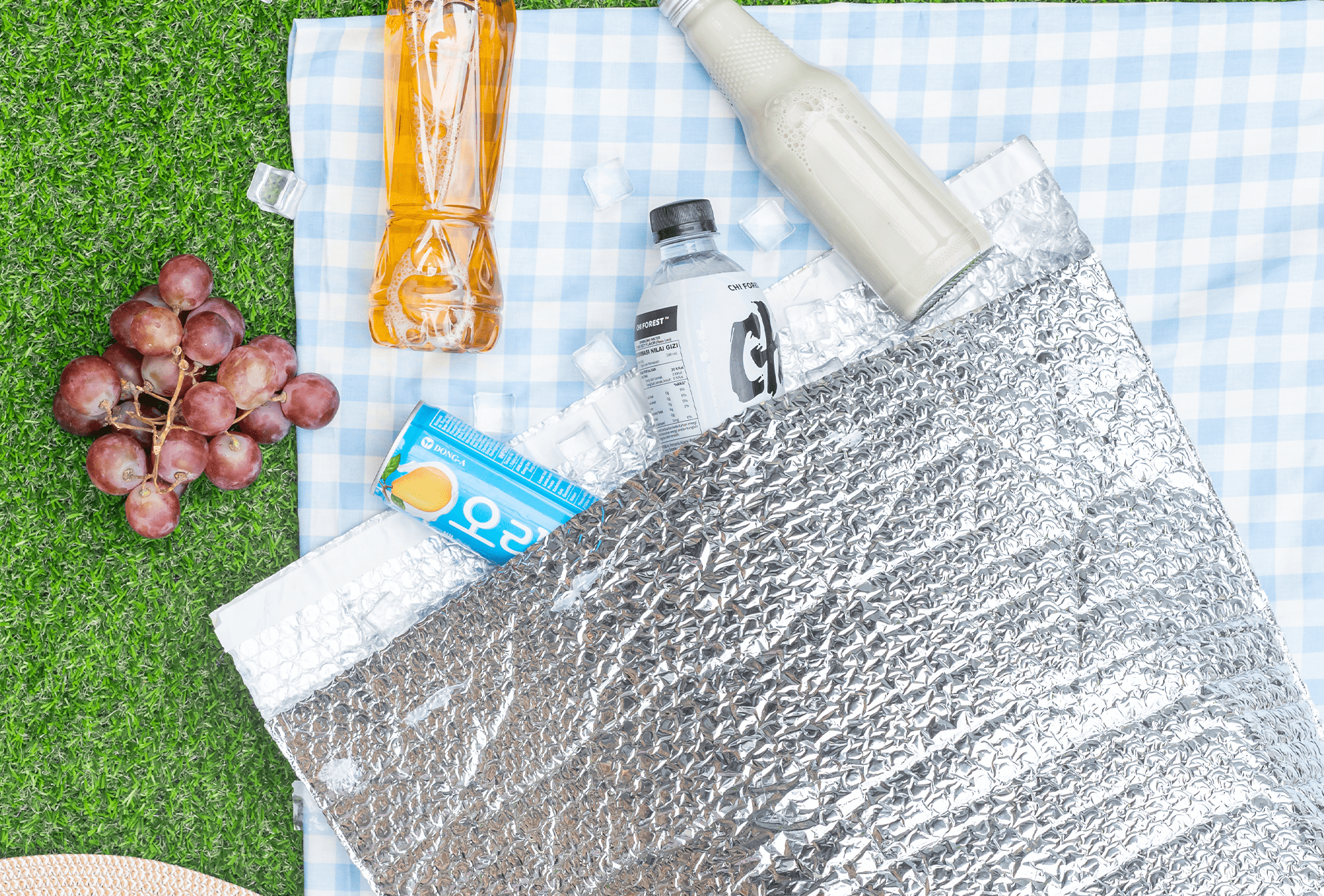 <p><strong>RUSFET Cooler Bubble Bag</strong> adalah tas pendingin praktis yang dirancang untuk menjaga suhu makanan dan minuman tetap dingin lebih lama. Terbuat dari bahan bubble aluminium berkualitas tinggi yang memiliki daya tahan terhadap panas dan dingin, sehingga sangat ideal digunakan untuk piknik, pengiriman makanan, bekal harian, atau kebutuhan usaha kuliner. Desainnya ringan namun kuat, dengan ruang yang luas untuk menampung berbagai jenis produk.&nbsp;</p>