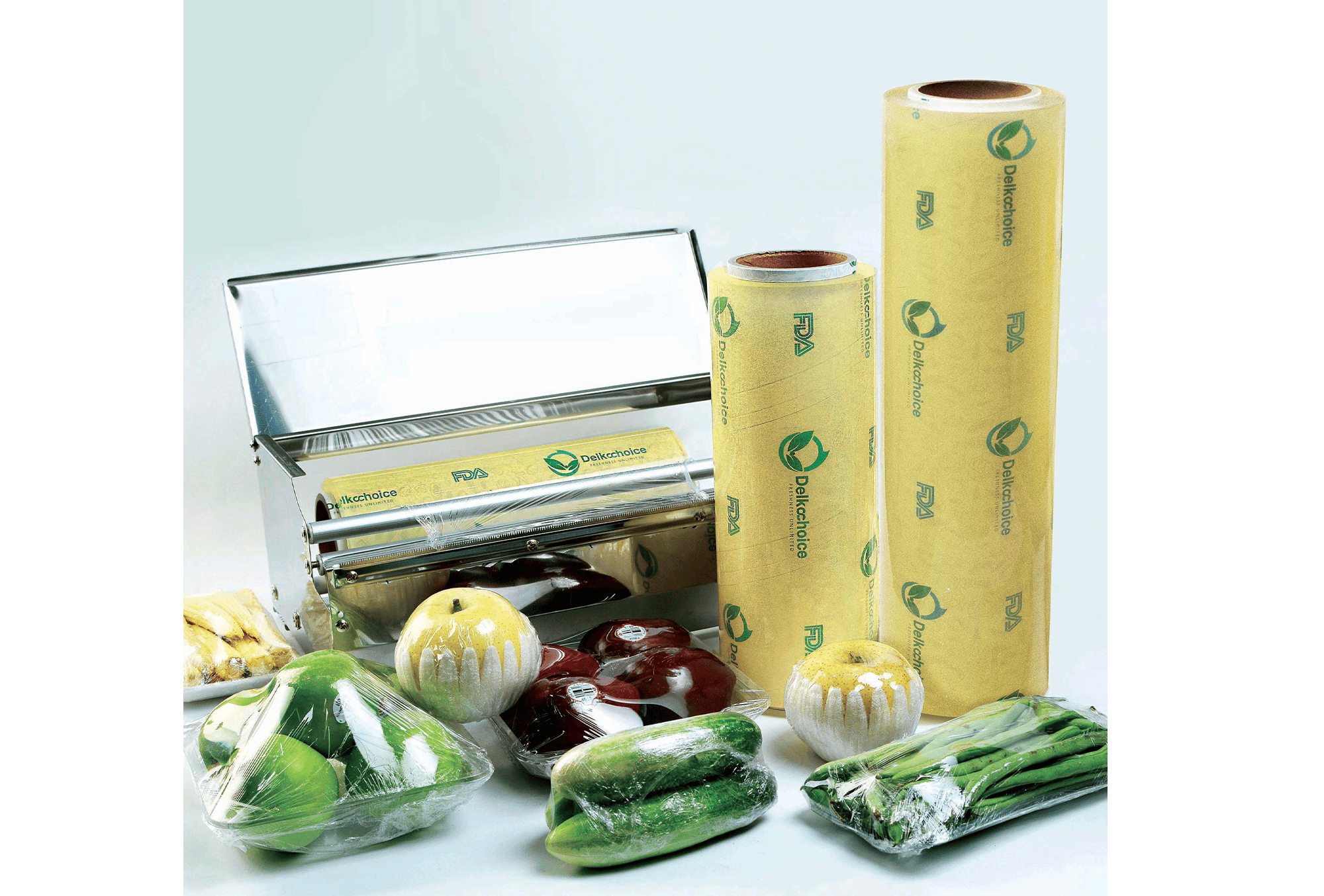 <p><strong>Delkochoice Blue Food Wrap</strong> adalah plastik pembungkus makanan berkualitas tinggi yang dirancang untuk menjaga kesegaran, kebersihan, dan keamanan makanan. Terbuat dari bahan <strong>food grade</strong> dengan ketebalan <strong>13 mikron</strong> dan <strong>16 mikron</strong>, produk ini memiliki daya rekat kuat, lentur, serta tahan sobek, sehingga ideal digunakan untuk berbagai kebutuhan pembungkus makanan.</p><p>Warna&nbsp;<strong>transparan</strong> memudahkan identifikasi makanan dan memberikan tampilan bersih serta profesional, cocok digunakan di dapur rumah tangga, restoran, katering, bakery, dan industri makanan. Delkochoice Blue juga <strong>aman untuk kontak langsung dengan makanan</strong>, tidak berbau, dan tahan terhadap suhu dingin maupun suhu ruang.</p>