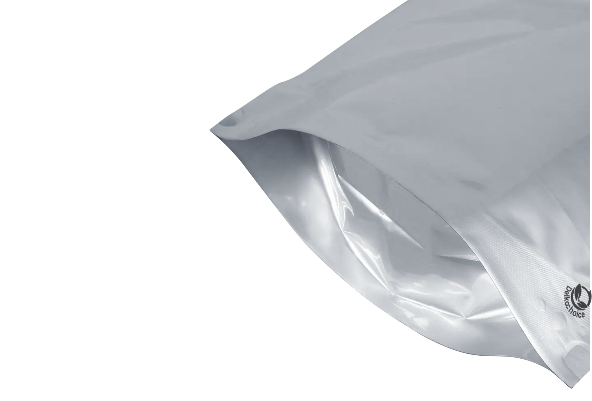 <p><strong>DELKOCHOICE STANDING POUCH PURE PREMIUM ALUMINIUM SILVER</strong></p><p>Delkochoice Standing Pouch Pure Premium Aluminium Silver merupakan kemasan <strong>berkualitas tinggi</strong> yang dirancang untuk memberikan <strong>perlindungan maksimal</strong> serta tampilan <strong>elegan dan profesional</strong> pada produk Anda. Terbuat dari bahan <strong>aluminium murni (Pure Aluminium)</strong> dengan ketebalan <strong>100–120 mikron</strong>, pouch ini memiliki daya tahan tinggi terhadap udara, cahaya, dan kelembapan, sehingga mampu menjaga <strong>aroma, rasa, dan kualitas isi produk</strong> dengan sempurna.</p><p>Lapisan aluminium penuh menjadikan kemasan ini <strong>anti tembus cahaya dan anti bocor</strong>, ideal untuk produk yang membutuhkan perlindungan ekstra seperti <strong>kopi, teh, rempah, biji-bijian, obat herbal, dan makanan kering premium</strong>. Desain <strong>standing pouch</strong> memudahkan penataan di rak display serta meningkatkan kesan premium dan higienis pada produk.</p>